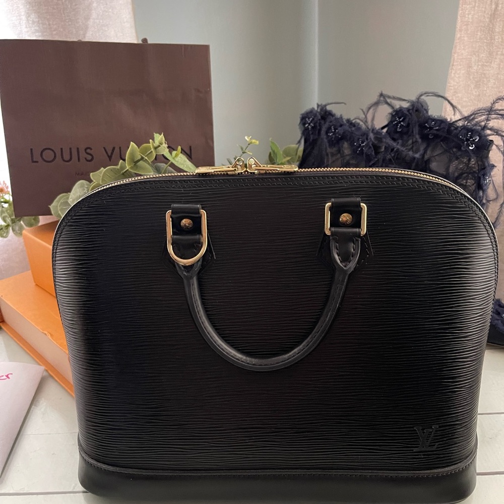 Vintage Louis Vuitton Epi Alma PM